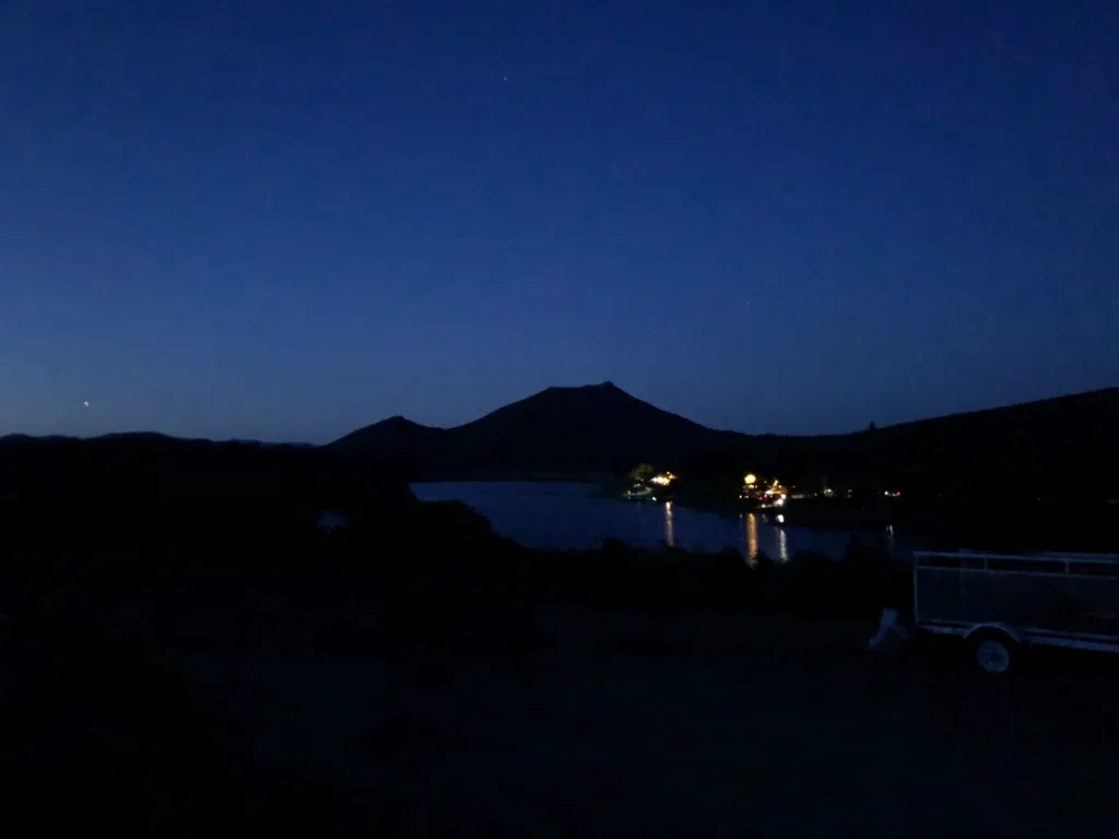 夜明け前のカヤマカ湖